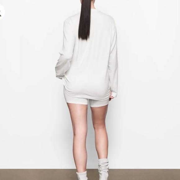 Skims BOYFRIEND LONG SLEEVE T-SHIRT - Picture 3 of 7